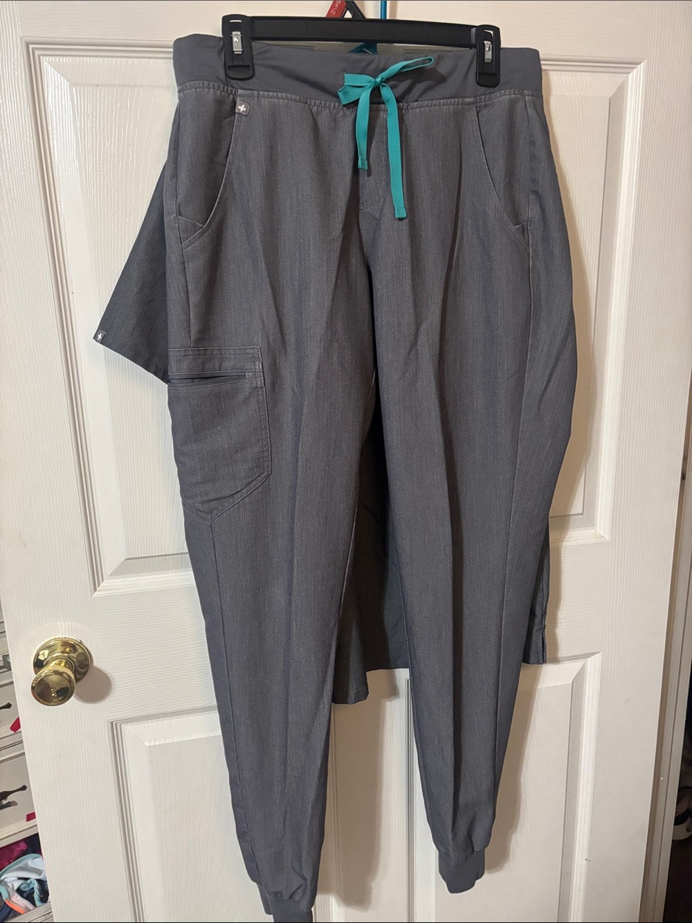 FIGS-Women’s Scrub Set In - Picture 3 of 10